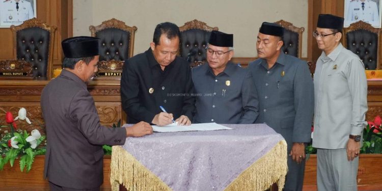 Rapat Paripurna DPRD Kabupaten Muaro Jambi dalam Pengambilan Keputusan Tujuh Ranperda Tahun 2024