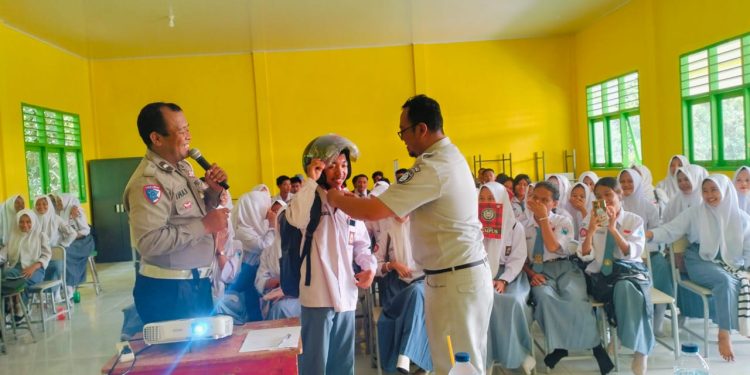 Sosialisasi Keselamatan Lalu Lintas dan Administrasi Kesamsatan: Jasa Raharja Samsat Muara Tebo Gandeng Mitra Gelar Edukasi di SMKN 8 Tebo