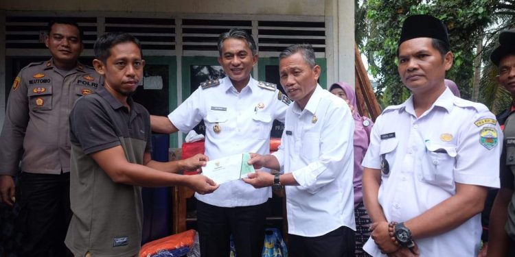 Wakil Bupati Muaro Jambi Junaidi H. Mahir Menyerahkan Bantuan Kepada Warga Korban Bencana Alam Pohon Tumbang