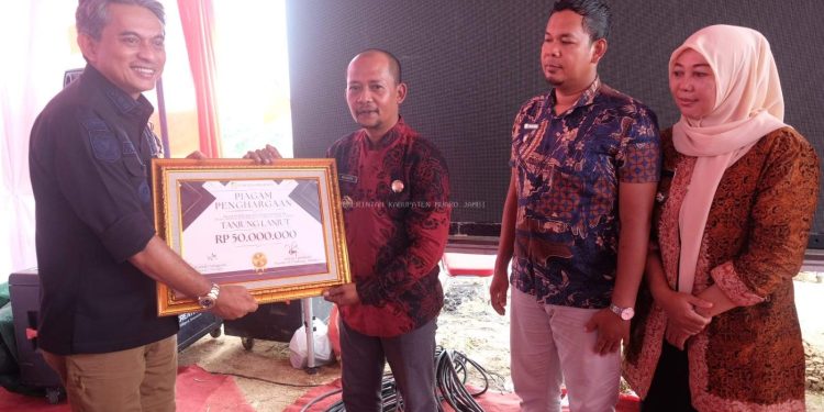 Wakil Bupati Muaro Jambi Junaidi H. Mahir, Hadir Pemberian Reward Kepada 5 Desa Bebas dari Karhutla