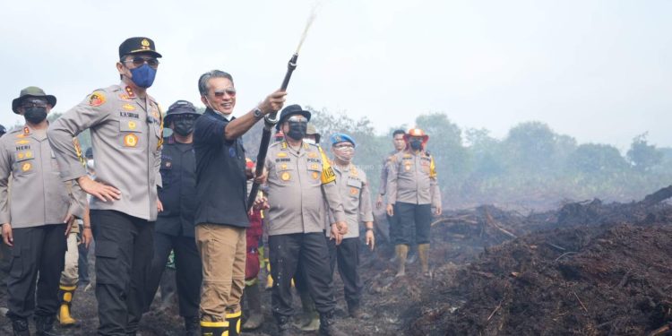 Wabup Junaidi H. Mahir Tinjau Lokasi Kebakaran Hutan dan Lahan (Karhutla) di Desa Gambut Jaya