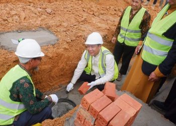 Bupati Muaro Jambi Dr. Bambang Bayu Suseno Lakukan Peletakan Batu Pertama Pembangunan Masjid Madina Raya, di Desa Muaro Pijoan