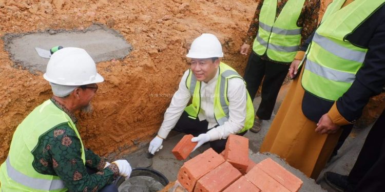 Bupati Muaro Jambi Dr. Bambang Bayu Suseno Lakukan Peletakan Batu Pertama Pembangunan Masjid Madina Raya, di Desa Muaro Pijoan