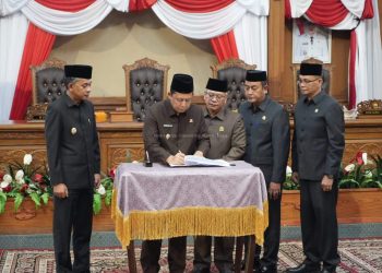 DPRD Muaro Jambi Gelar Paripurna Persetujuan dan Penandatanganan Nota Kesepakatan Antara Bupati dan Pimpinan DPRD tentang KUA dan PPAS T.A 2026 dan KUa dan PPAS Perubahan 2025