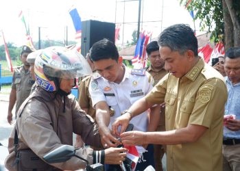 Wabup Jun Mahir Hadiri Gerakan Pembagian Bendera Merah Putih Tingkat Kab. Muaro Jambi