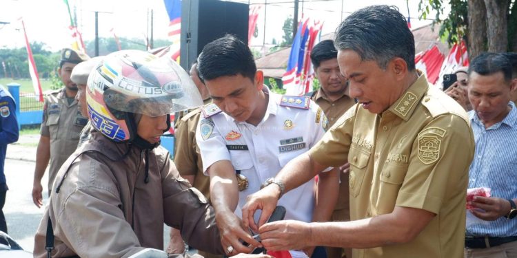 Wabup Jun Mahir Hadiri Gerakan Pembagian Bendera Merah Putih Tingkat Kab. Muaro Jambi
