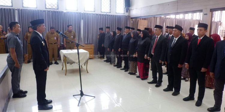 Wakil Bupati Muaro Jambi Junaidi H. Mahir Lantik dan Mengambil Sumpah Jabatan 28 Pejabat Fungsional di Lingkungan Pemkab Muaro Jambi