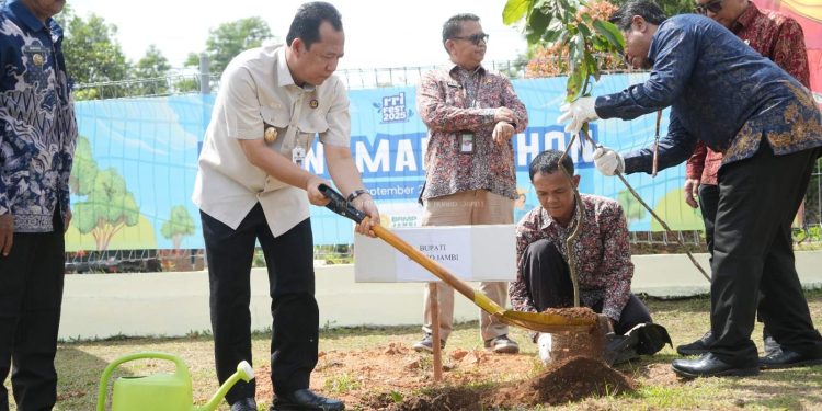 Bupati Muaro Jambi Dr.Bambang Bayu Suseno Hadiri Kegiatan Penanaman Pohon