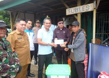 Wakil Bupati Muaro Jambi, Junaidi H. Mahir, Salurkan Bantuan Sosial (Bansos) Kepada Korban Kebakaran di Desa Solok, Kec. Kumpeh Ulu