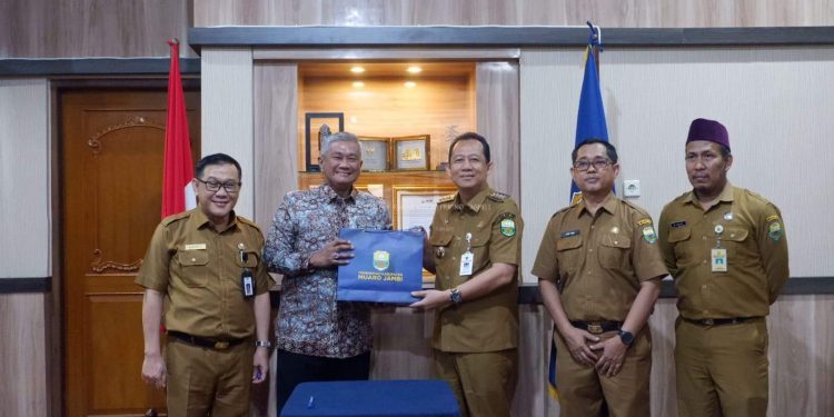 Bupati Muaro Jambi Dr. Bambang Bayu Suseno Melakukan Penandatanganan Nota Kesepakatan Kerjasama Dengan Direktur Politeknik Kesehatan Kemenkes Jambi