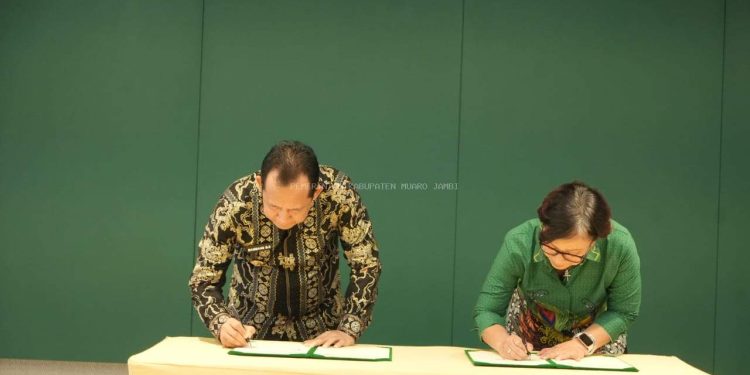 Bupati Muaro Jambi, Dr. Bambang Bayu Suseno ,SP.MM.M.Si resmi menandatangani Nota Kesepahaman (MoU) bersama Tanoto Foundation