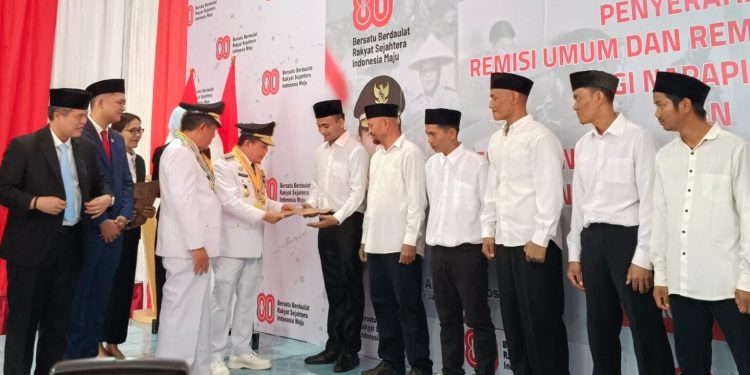HUT ke-80 RI: Gubernur Al Haris Serahkan Remisi Kepada Ribuan Narapidana di Jambi