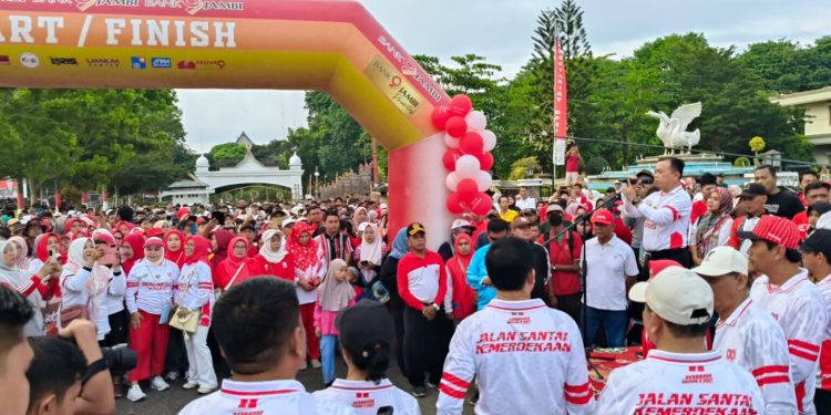 Gubernur Al Haris Lepas Ribuan Peserta Jalan Santai Kemerdekaan