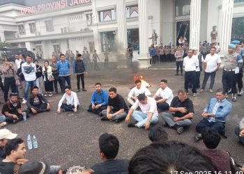 Dibawah Guyuran Hujan, Ketua DPRD Hafiz Fattah Terima Aspirasi Masyarakat