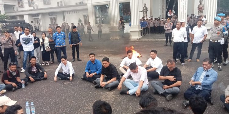 Dibawah Guyuran Hujan, Ketua DPRD Hafiz Fattah Terima Aspirasi Masyarakat