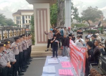 Aksi Bebaskan Aktivis Tani Thawaf Aly Kembali Digelar Di Polda Jambi, Aktivis Nilai Tindakan Polisi Cacat Hukum