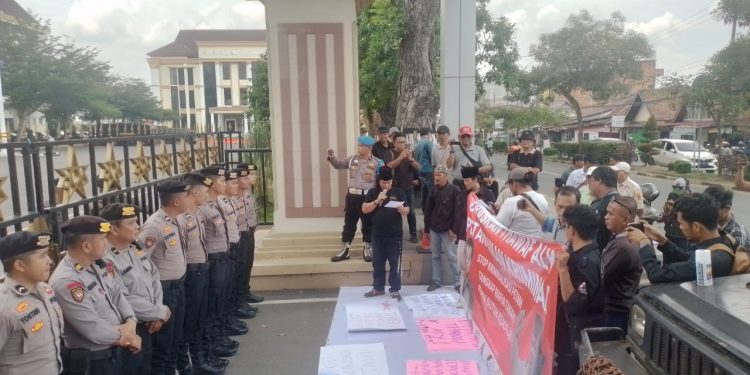 Aksi Bebaskan Aktivis Tani Thawaf Aly Kembali Digelar Di Polda Jambi, Aktivis Nilai Tindakan Polisi Cacat Hukum