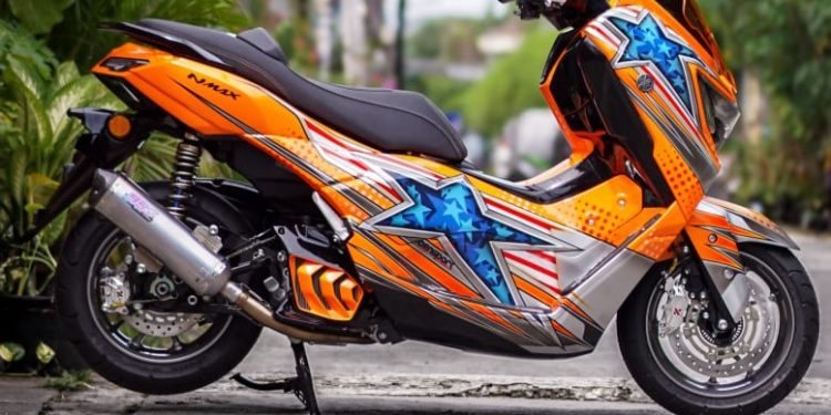 Bikin Auto Pangling, Modifikator Ini Bawa Nuansa Nostalgia Balap Legendaris di Modifikasi NMAX “TURBO”